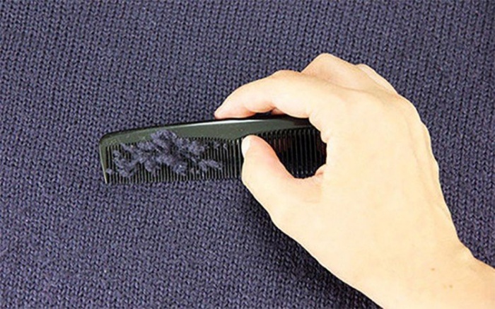 Mẹo giúp áo không bị xù lông - Sử dụng lược có răng nhỏ
