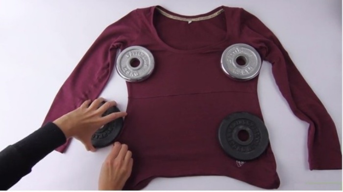 mẹo dùng vật nặng làm áo thun rộng ra