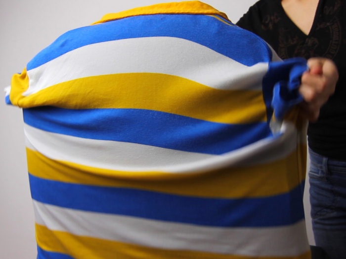 mẹo dùng ghế để làm rộng áo ra