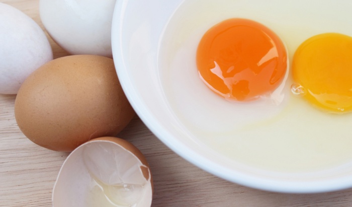 Cách tẩy vết cafe trên áo bằng cách dùng lòng đỏ trứng gà