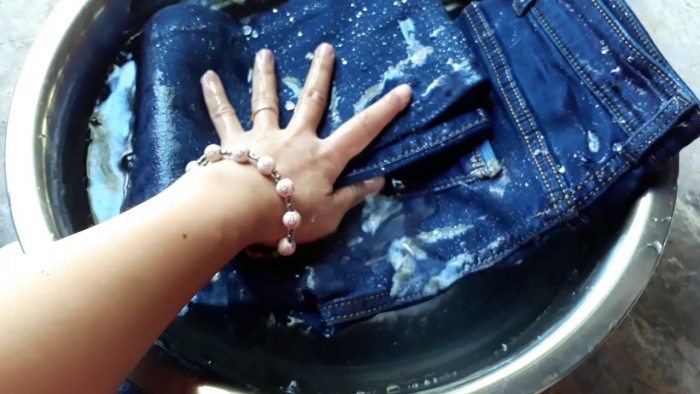 Nên giặt tay để quần jean luôn như mới