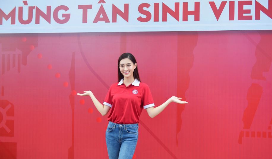 Hoa hậu Lương Thùy Linh trong bộ trang phục của trường ĐH Ngoại thương