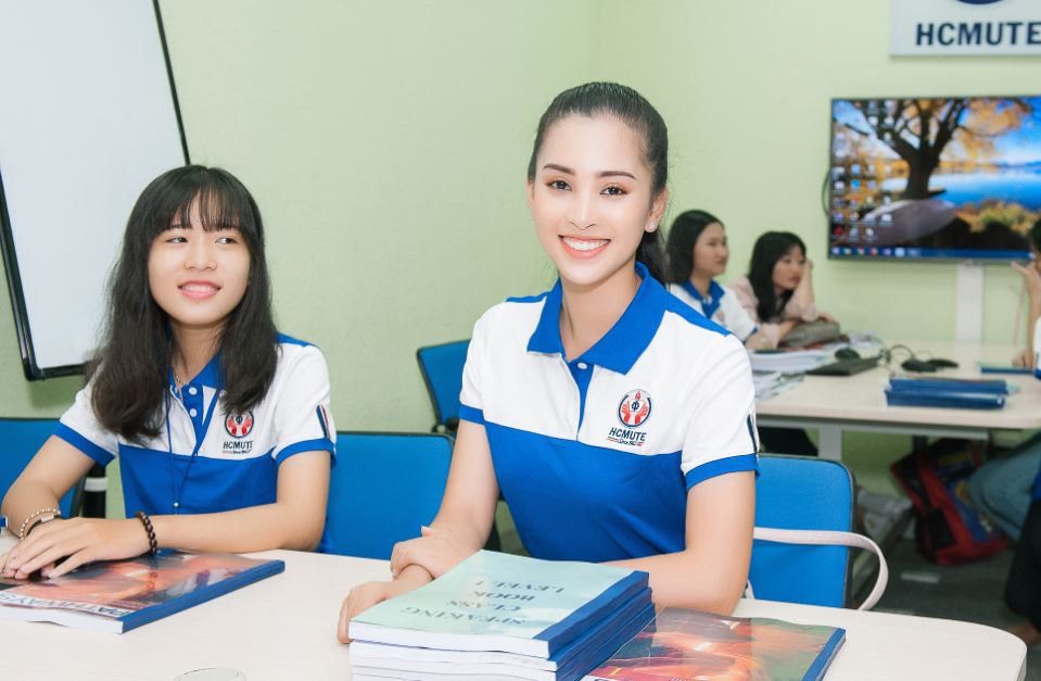 Hoa hậu Trần Tiểu Vy trong bộ trang phục của trường ĐH Sư phạm kĩ thật TP.HCM