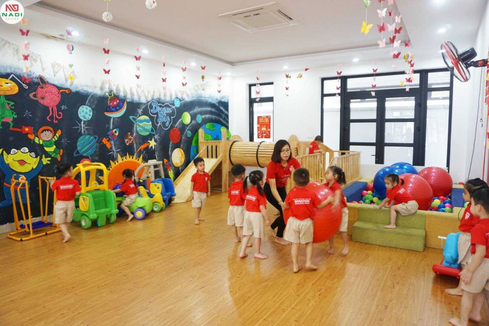 Đồng phục giáo viên mầm non quốc tế