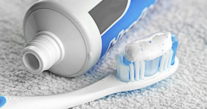 Dùng kem đánh răng tẩy vết mực trên áo