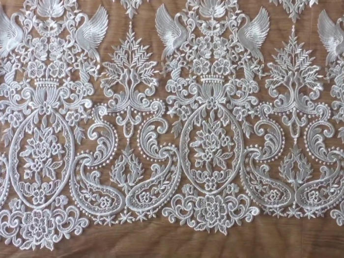 Vải ren mang đến cho phái đẹp sự tinh tế và đầy bí ẩn cho người mặc.