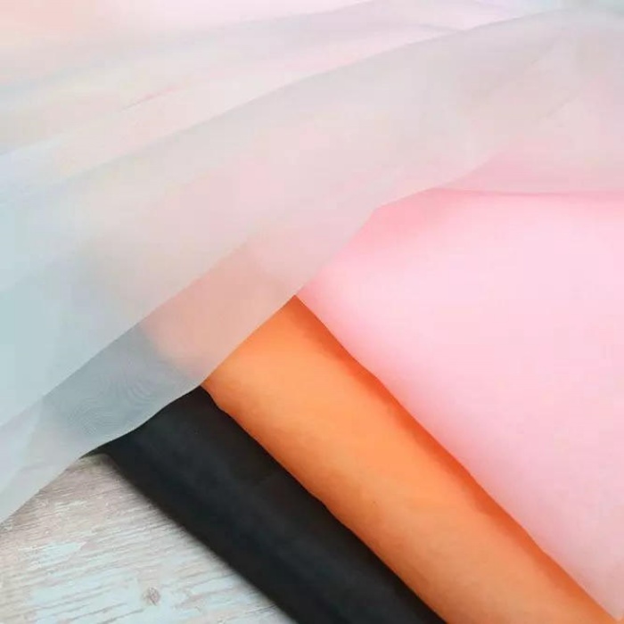 Vải voan thường được làm từ sợi tổng hợp như nylon hoặc polyester