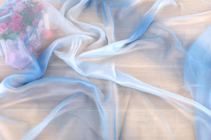 Vải Chiffon là một loại vải thoi đơn giản với phần lưới dệt dạng bán lưới.