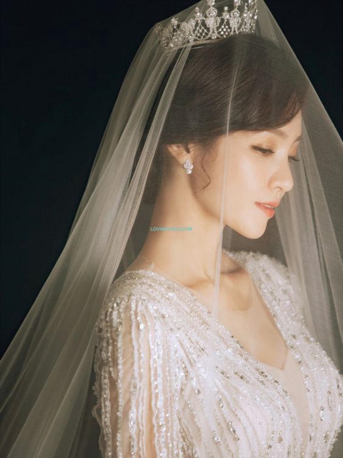 Vải voan thường được dùng để làm váy cưới vì nó tạo nên vẻ đẹp nhẹ nhàng, thanh nhã cho cô dâu