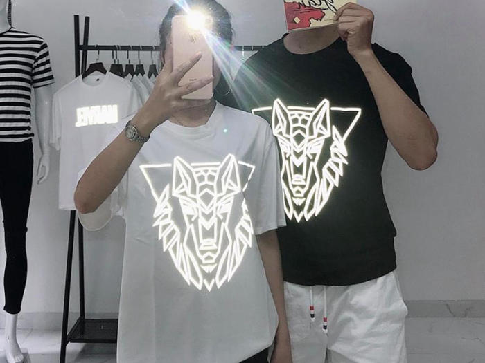 In decal phản quang là phương pháp in bằng vật liệu phản quang.