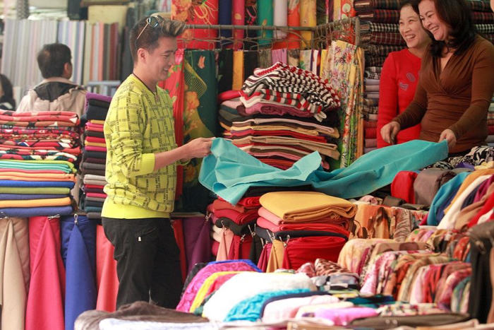Khi mua vải tại chợ vải thành phố Hồ Chí Minh cần xem xét  độ bền màu của vải.