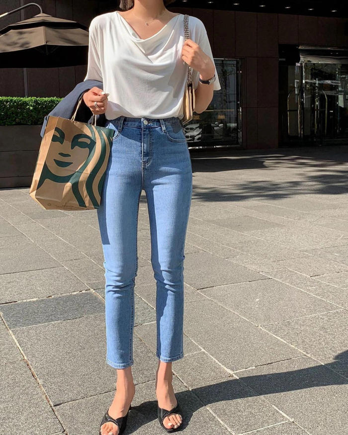 Trong các cách phối quần Jean với áo thun nữ thì quần Skinny là phổ biến nhất.  