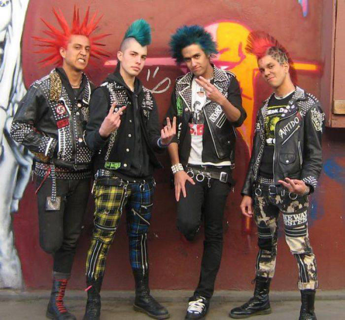 Thành viên của punk đã thể hiện cái tôi cá nhân bằng các biểu tượng gai góc như đinh tán, họa tiết caro… 