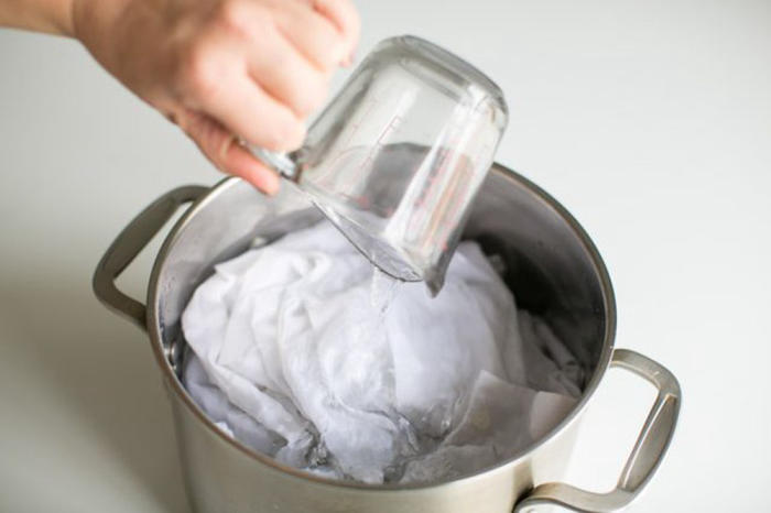 Giấm ăn cũng là sự lựa chọn thích hợp để “chữa cháy” khi áo bị lem màu .