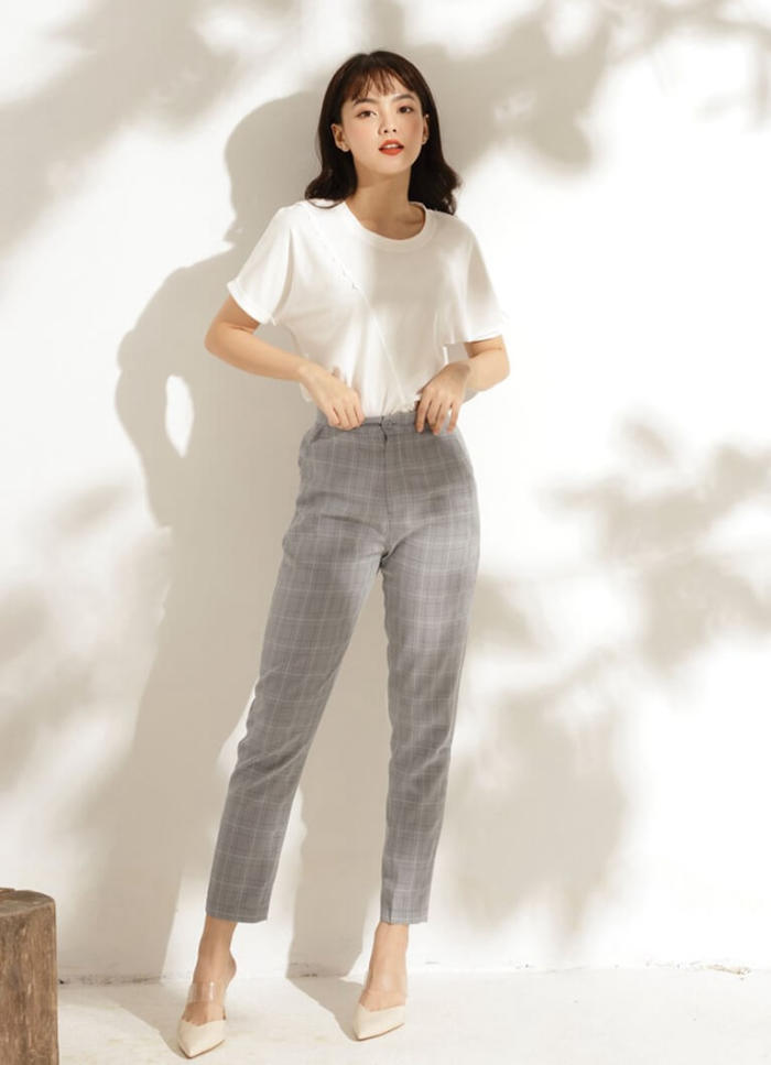 Cách phối áo với quần tây nữ dành cho áp T- shirt cần chú ý đến form quần