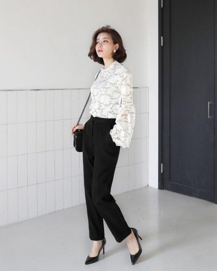  Trong cách phối áo với quần tây nữ, quan trọng nhất là sự hài hòa