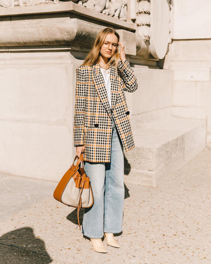 Jean và áo khoác blazer là set đồ lịch sự nên bạn có thể mặc khi đi làm.