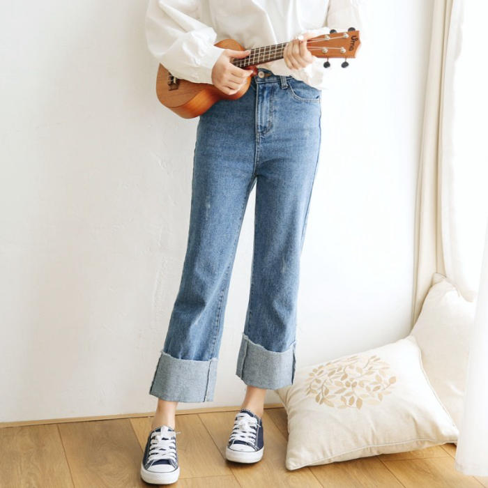 Cách phối quần Jean mài xắn gấu thích hợp với các bạn ưa thích sự thanh lịch và hiện đại.