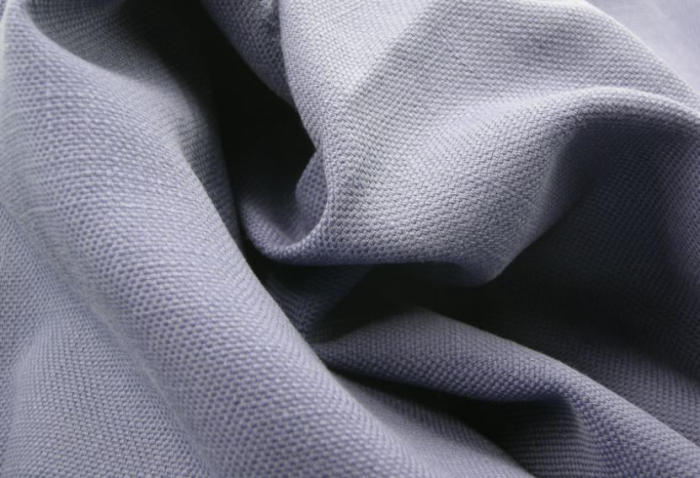 Chất liệu cotton pha được yêu thích bởi ưu điểm mỏng nhẹ mà vẫn toát lên phong cách đặc trưng của áo Hoodie.