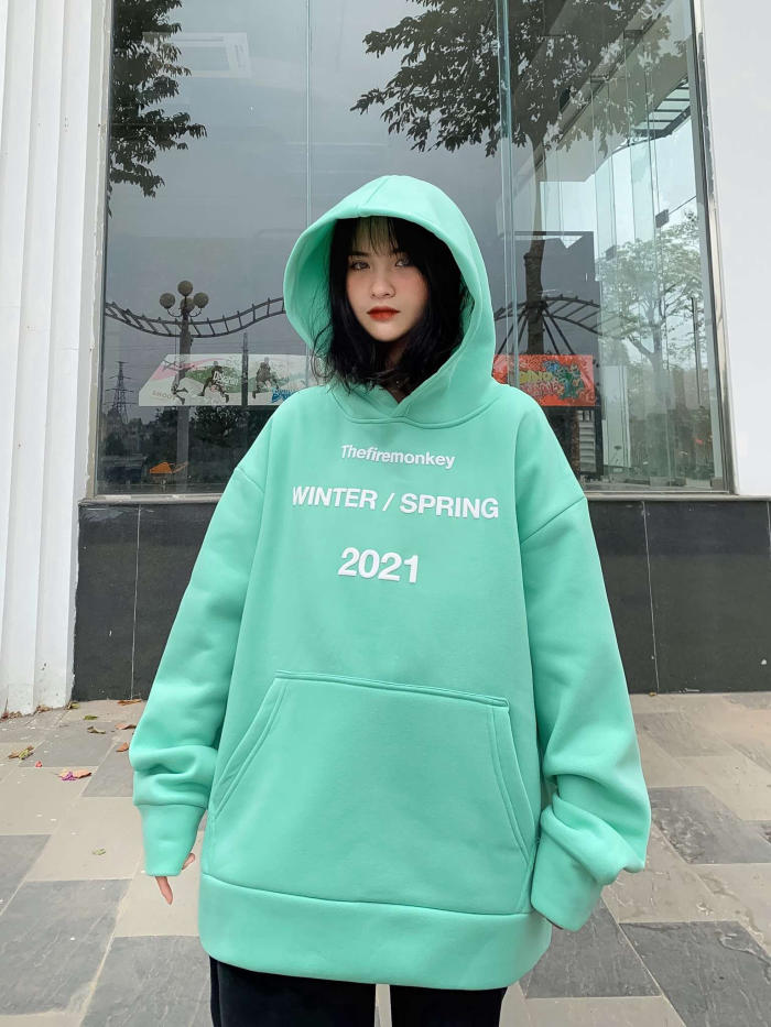 Mẫu áo hoodie thiết kế hiện đại, màu sắc trẻ trung dành cho các bạn trẻ năng động